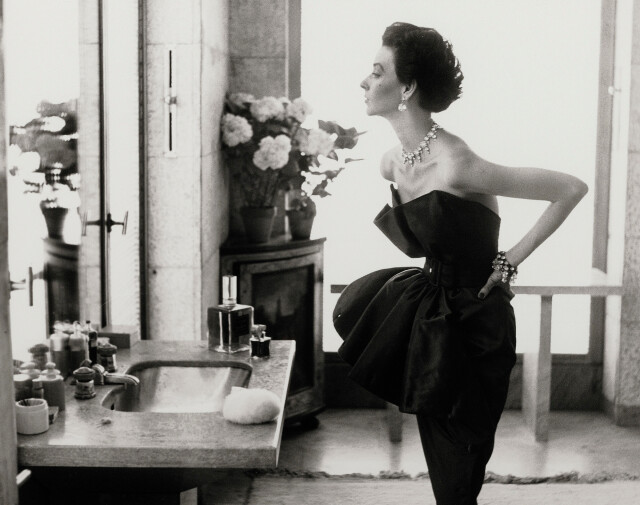 Дориан Ли, вечернее платье от Пиге, апартаменты Хелены Рубинштейн, Иль Сен-Луи, Париж, август 1949.  Фотограф Ричард Аведон
