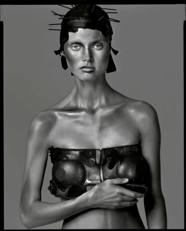 Малгозия Бела, Body Jewel Тома Биннса, Нью-Йорк, 13 марта 2000 г.  Фотограф Ричард Аведон