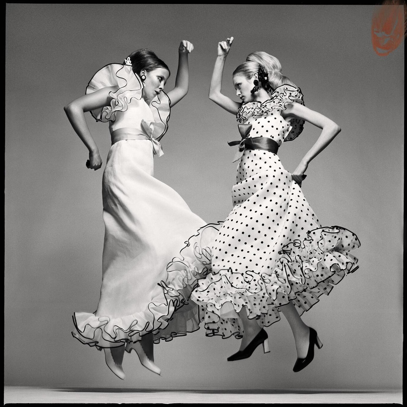Пенелопа Три и Твигги, платья от Ива Сен-Лорана, прическа от Ары Галлант, Нью-Йорк, 24 января 1968 года.  Фотограф Ричард Аведон