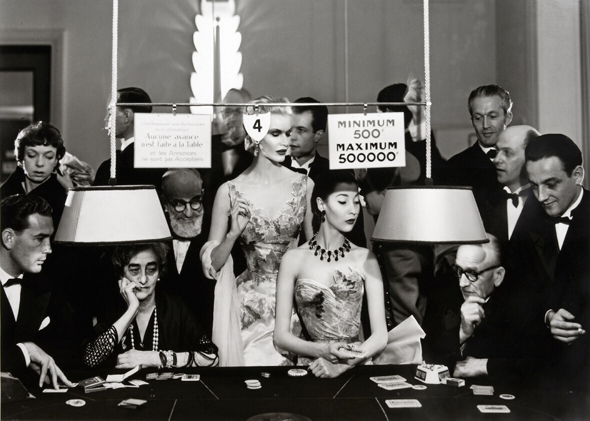 Санни Харнетт и Алла. Вечерние платья от Balmain, Casino Le Touquet, август 1954 года.  Фотограф Ричард Аведон