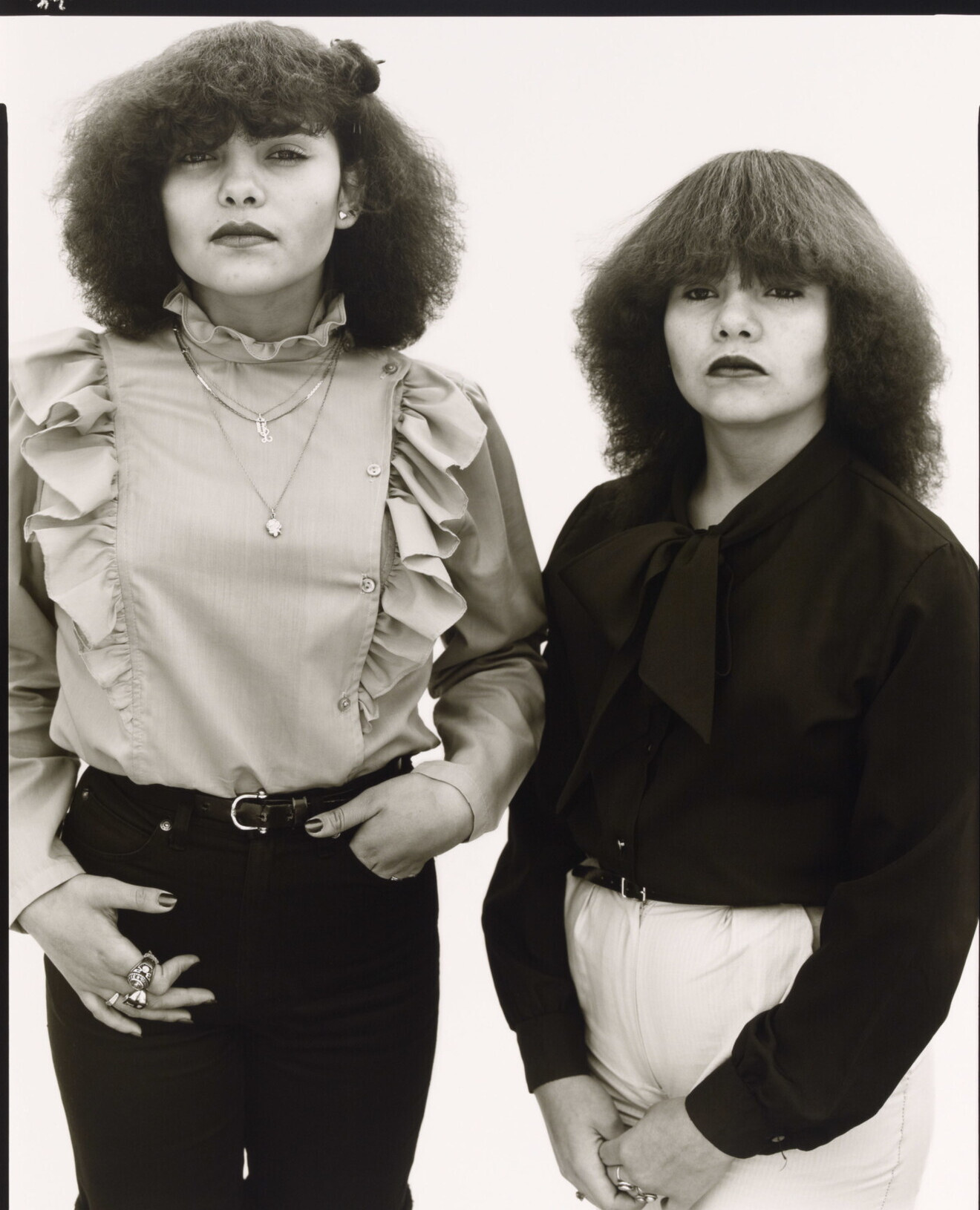 Мирна Сандовал, восемнадцать лет, и ее сестра Клаудия, четырнадцать лет, Эль-Пасо, Техас, 1982. Фотограф Ричард Аведон