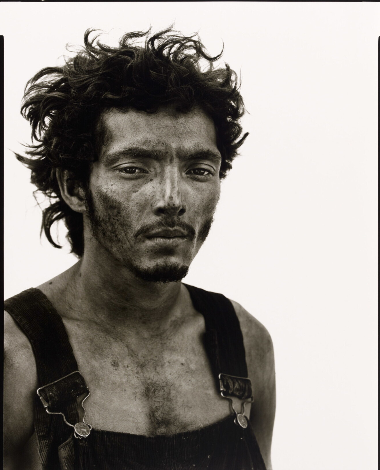 Роберто Лопес, рабочий нефтяного месторождения, Лайонс, Техас, 1980 г. Фотограф Ричард Аведон