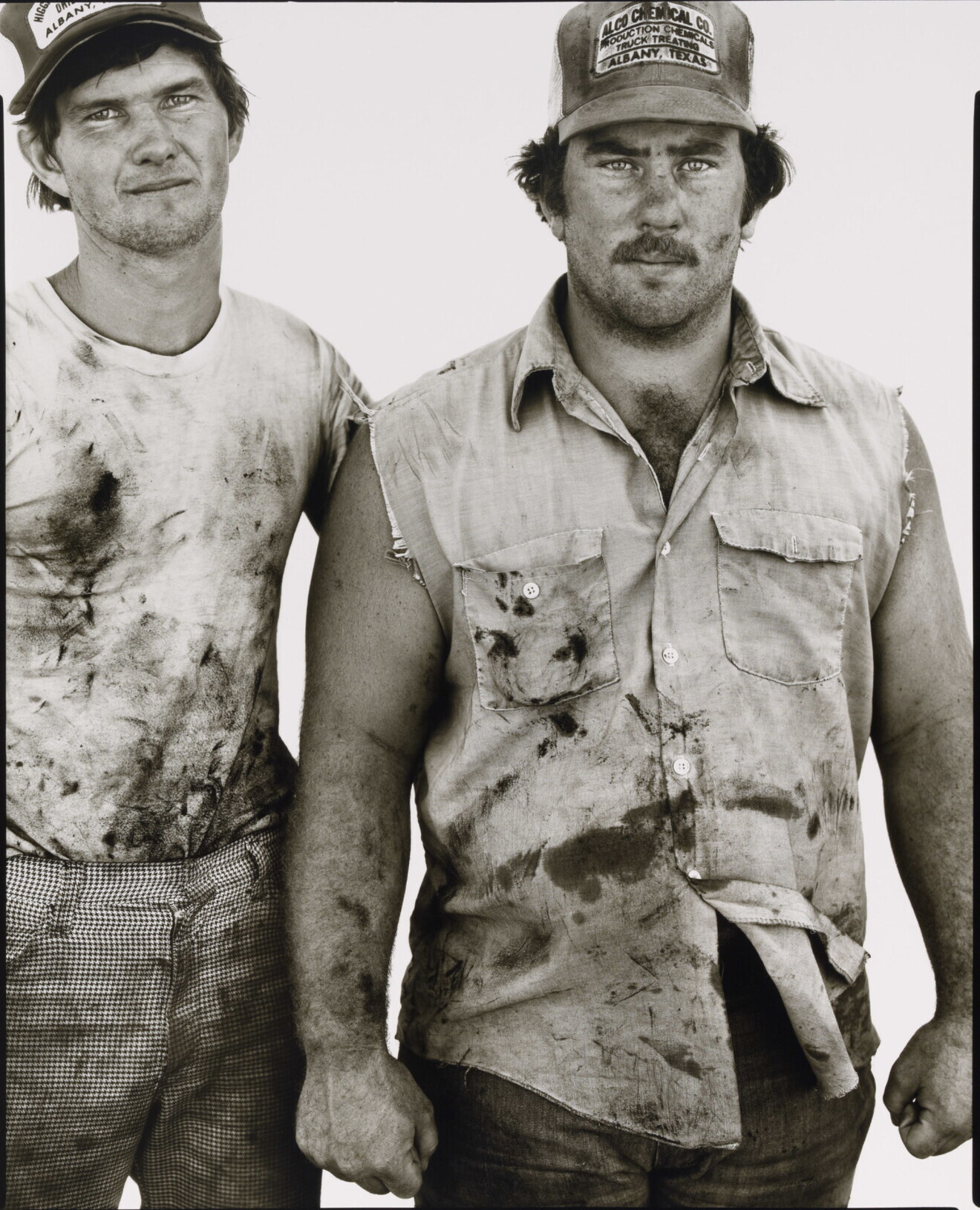 Стэн Райли, Джеймс Лоу, рабочие нефтяного месторождения, Олбани, Техас, 1979 г. Фотограф Ричард Аведон