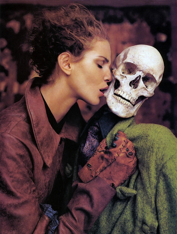 В память о покойных мистере(неизвестный) и миссис Комфорт(Надя Ауэрманн), 1995 год. Фотограф Ричард Аведон (8)