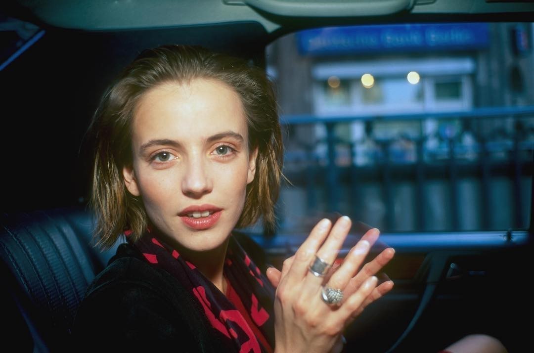 Аманда в такси, Париж, 1996. Автор Нан Голдин