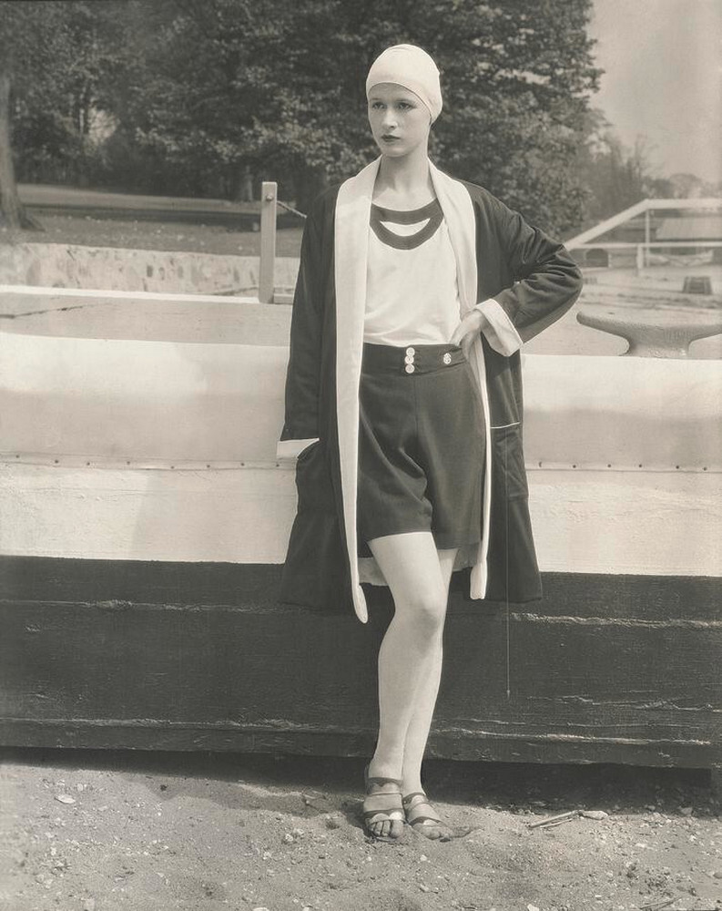 Порция Графтон рядом с лодкой в ​​большой шее, 1927 г. Фотограф Эдвард Стайхен