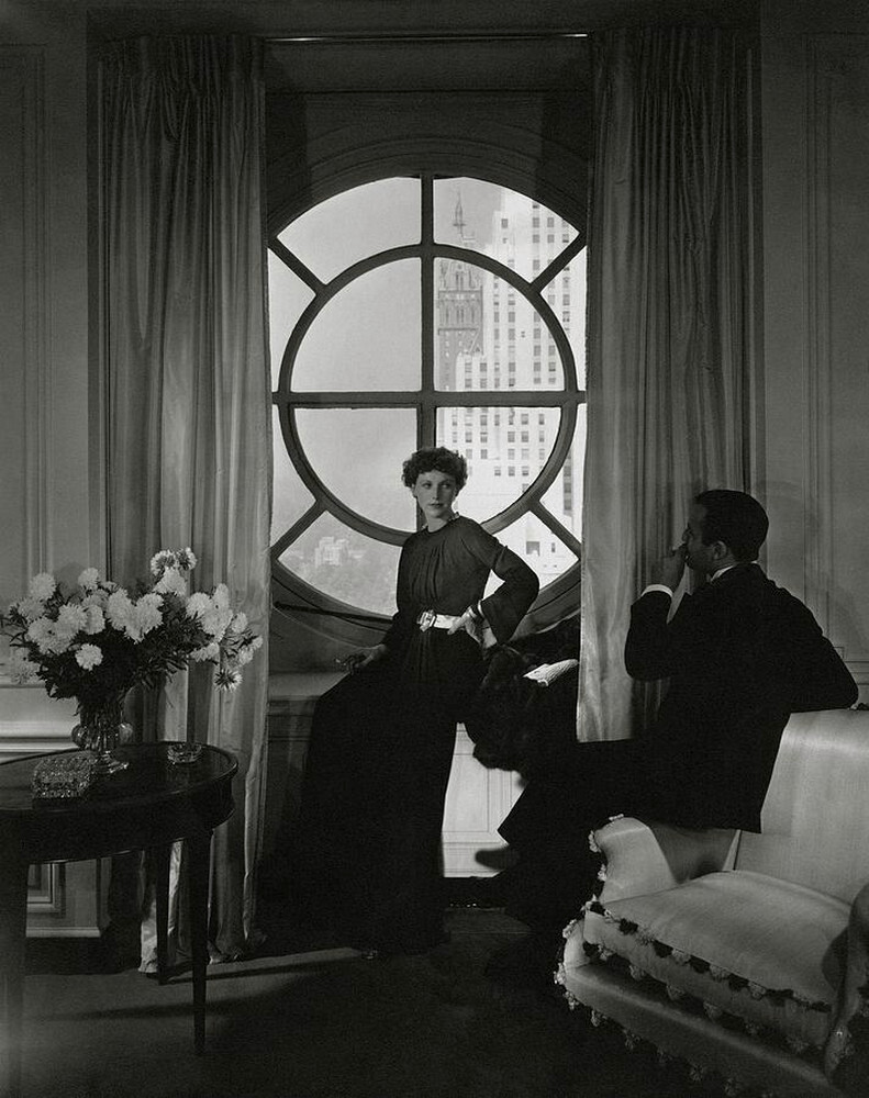 Роуз Хобарт стоит у окна, 1935 г. Фотограф Эдвард Стайхен