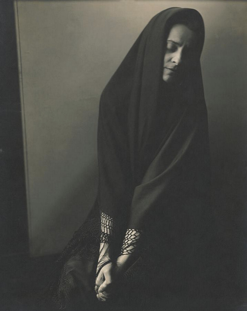 Рут Дрейпер в плаще, 1929 г. Фотограф Эдвард Стайхен