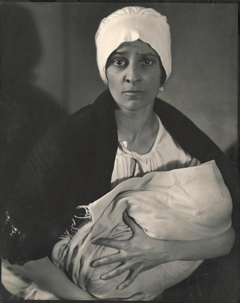 Рут Дрейпер с ребенком на руках, 1923 г. Фотограф Эдвард Стайхен