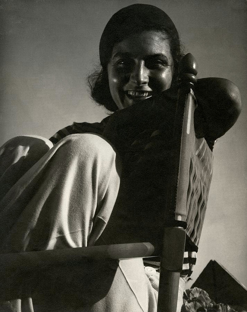 Эвелин Брент сидит, 1932 г. Фотограф Эдвард Стайхен