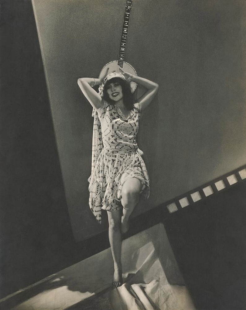 Энн Пеннингтон держит банджо, 1925 г. Фотограф Эдвард Стайхен
