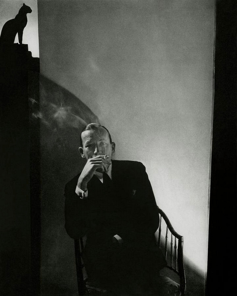 Ноэль Кауард курит, 1932 г. Фотограф Эдвард Стайхен