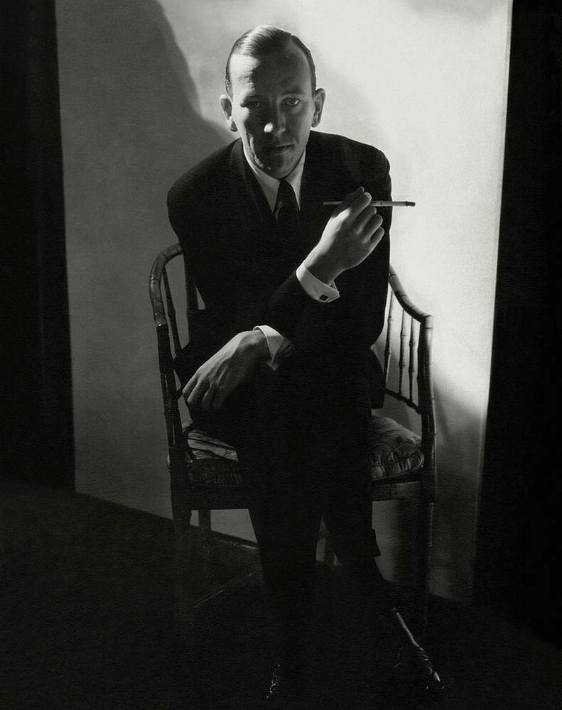 Ноэль Кауард курит, 1933 г. Фотограф Эдвард Стайхен