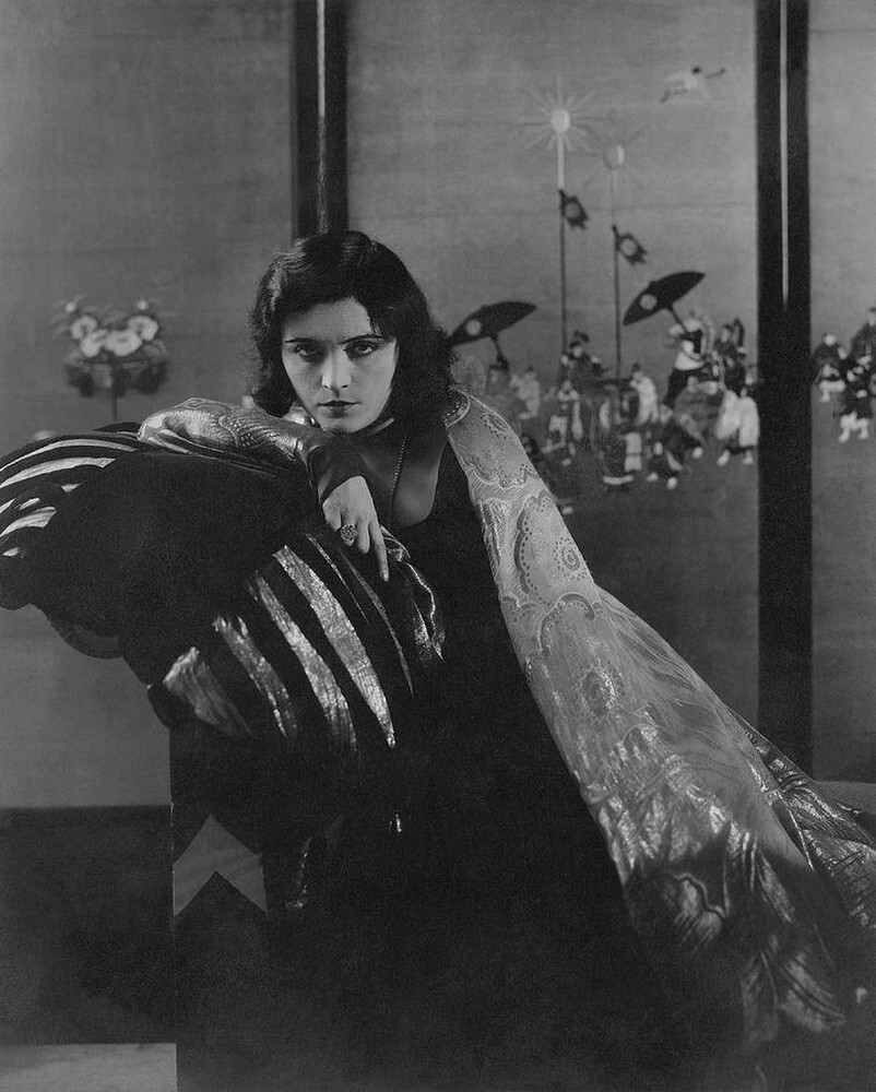 Пола Негри в позолоченном платье, 1927 г. Фотограф Эдвард Стайхен
