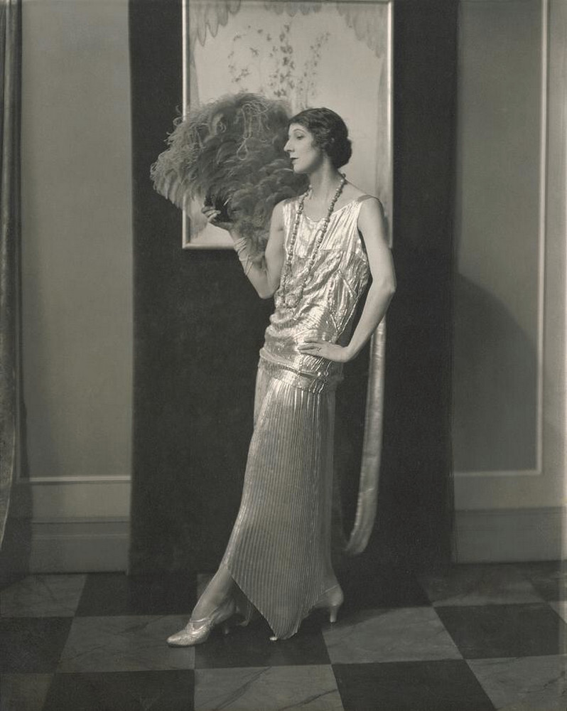 Desiree Lubowska держит страусиный веер, 1924 г. Фотограф Эдвард Стайхен