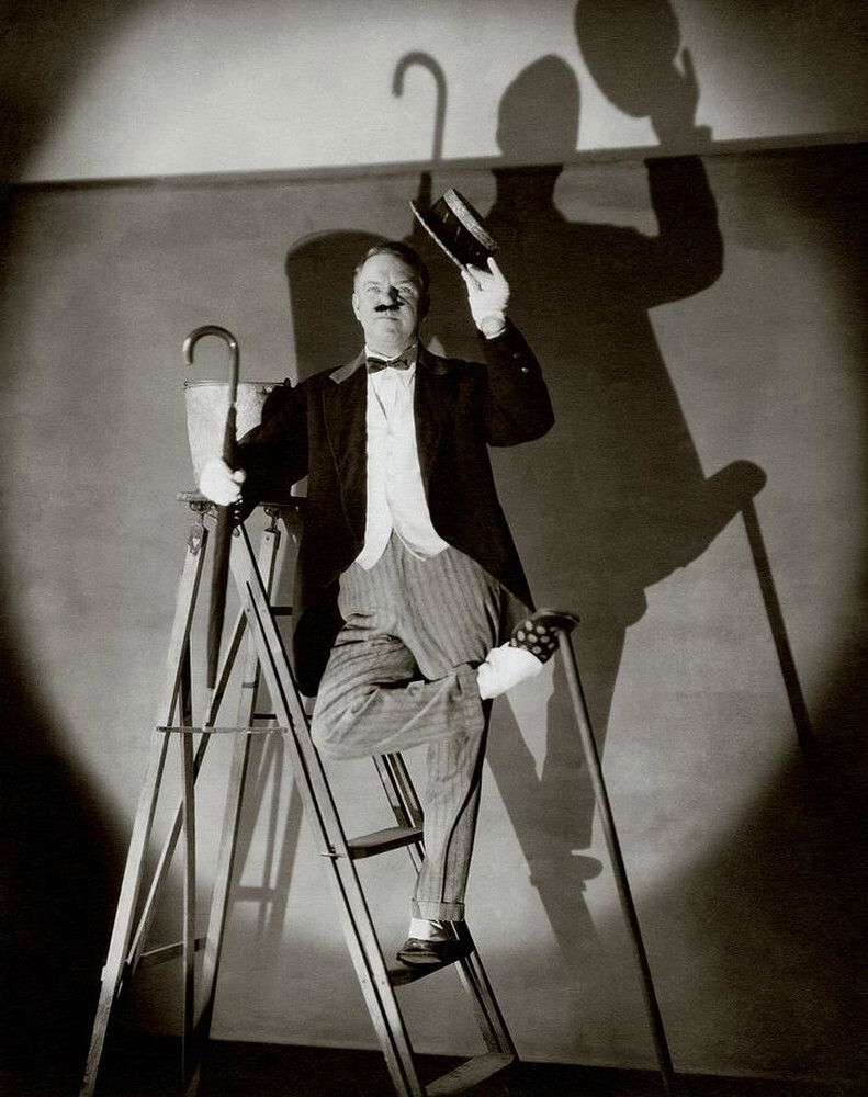 WC Fields стоит на лестнице, 1928 г. Фотограф Эдвард Стайхен