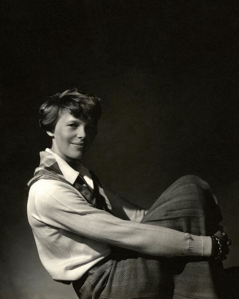 Амелия Эрхарт обнимает колени, 1931 г. Фотограф Эдвард Стайхен
