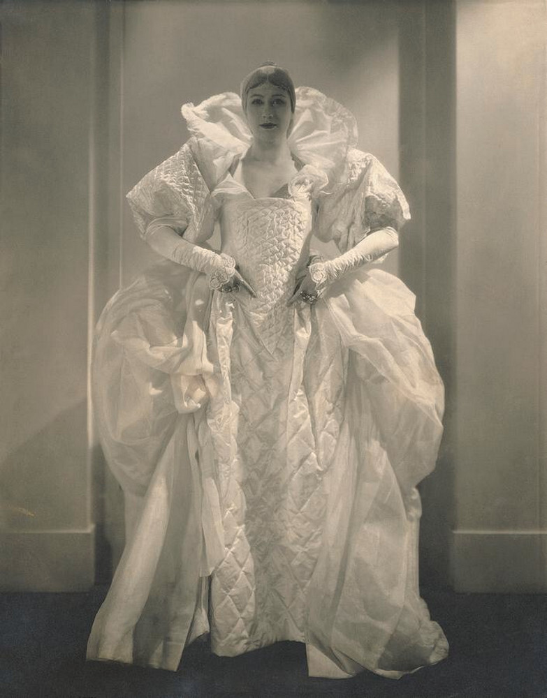 Ангна входит в костюм, 1927 г. Фотограф Эдвард Стайхен