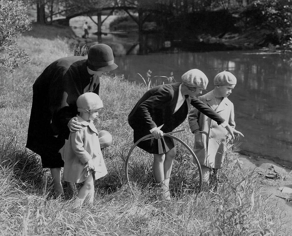 Дети и их няня играют, 1929 г. Фотограф Эдвард Стайхен