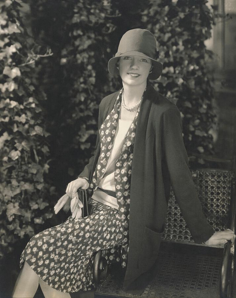 Модель Ханнейл Шерман сидит за пределами Нью-Йорка, 1928 г. Фотограф ...