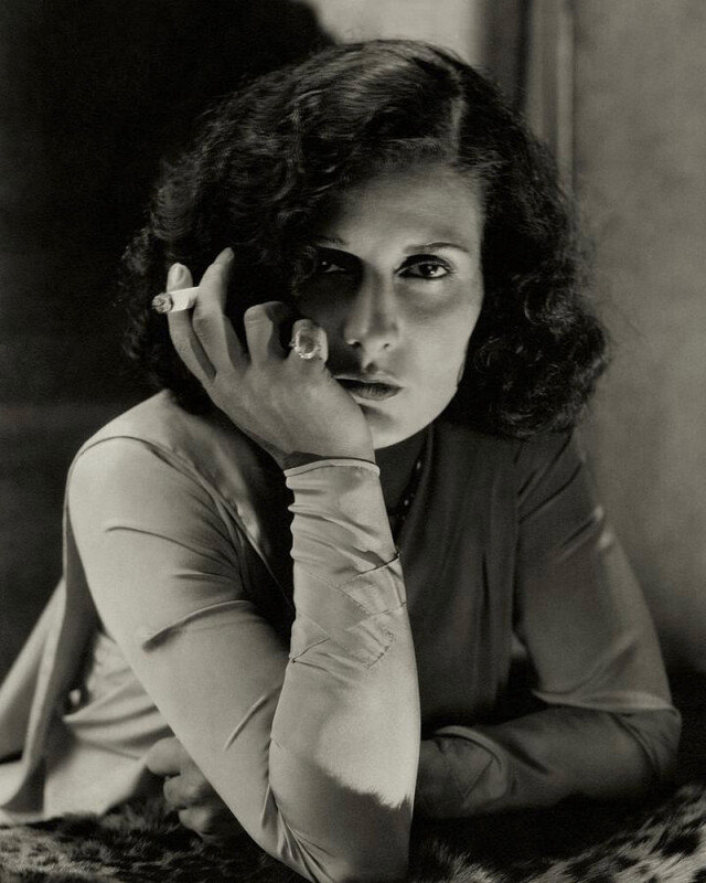 Эвелин Брент курит, 1928 г. Фотограф Эдвард Стайхен