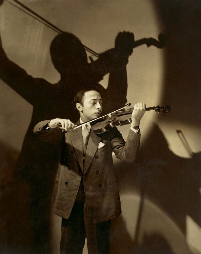 Яша Хейфец играет на скрипке, 1928 г. Фотограф Эдвард Стайхен