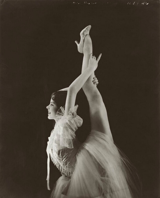 Митци Мэйфэр с поднятой ногой, 1931 г. Фотограф Эдвард Стайхен