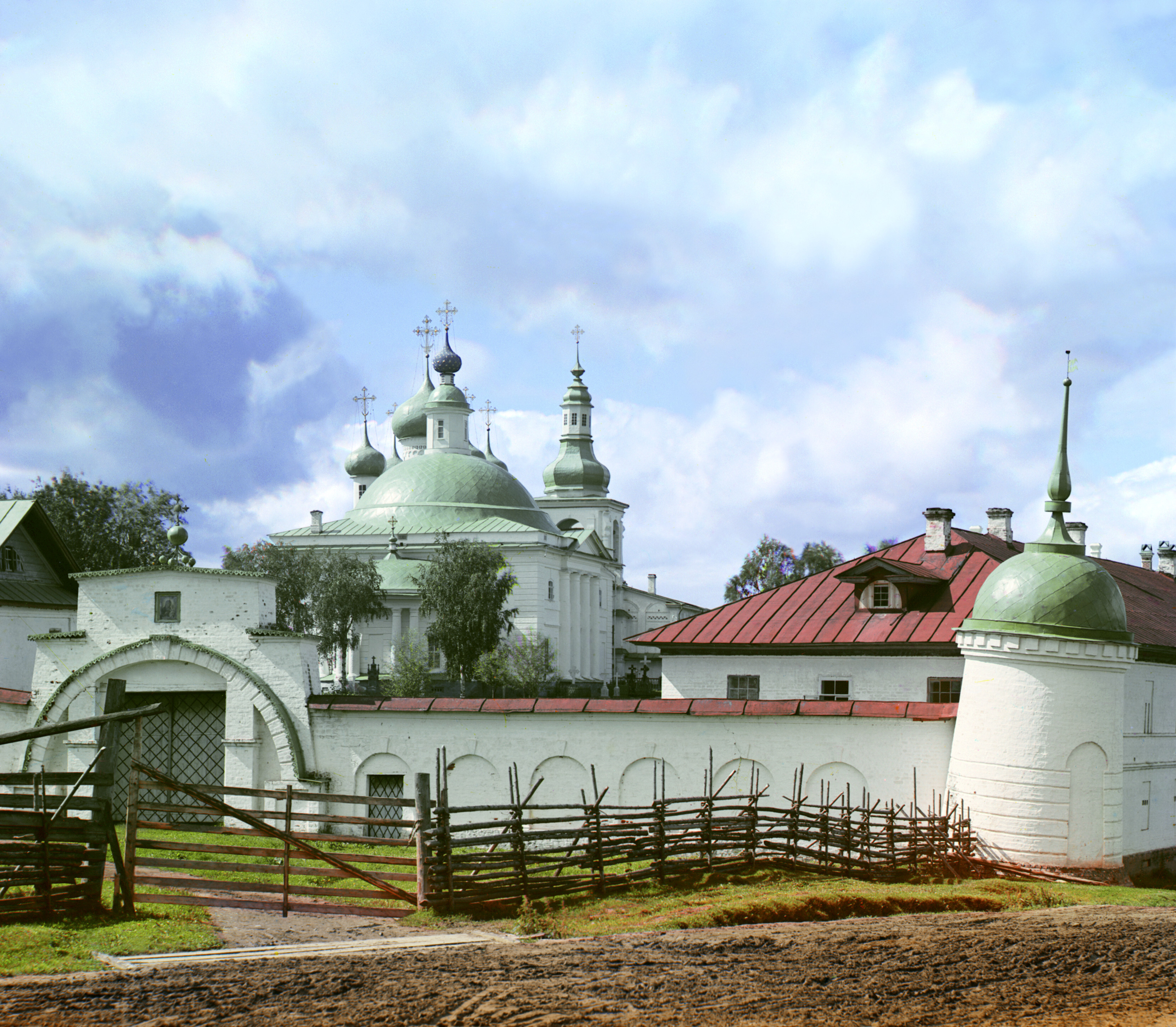 Главный собор Горицкого монастыря с дороги. Российская империя, 1909, фотограф Сергей Прокудин-Горский