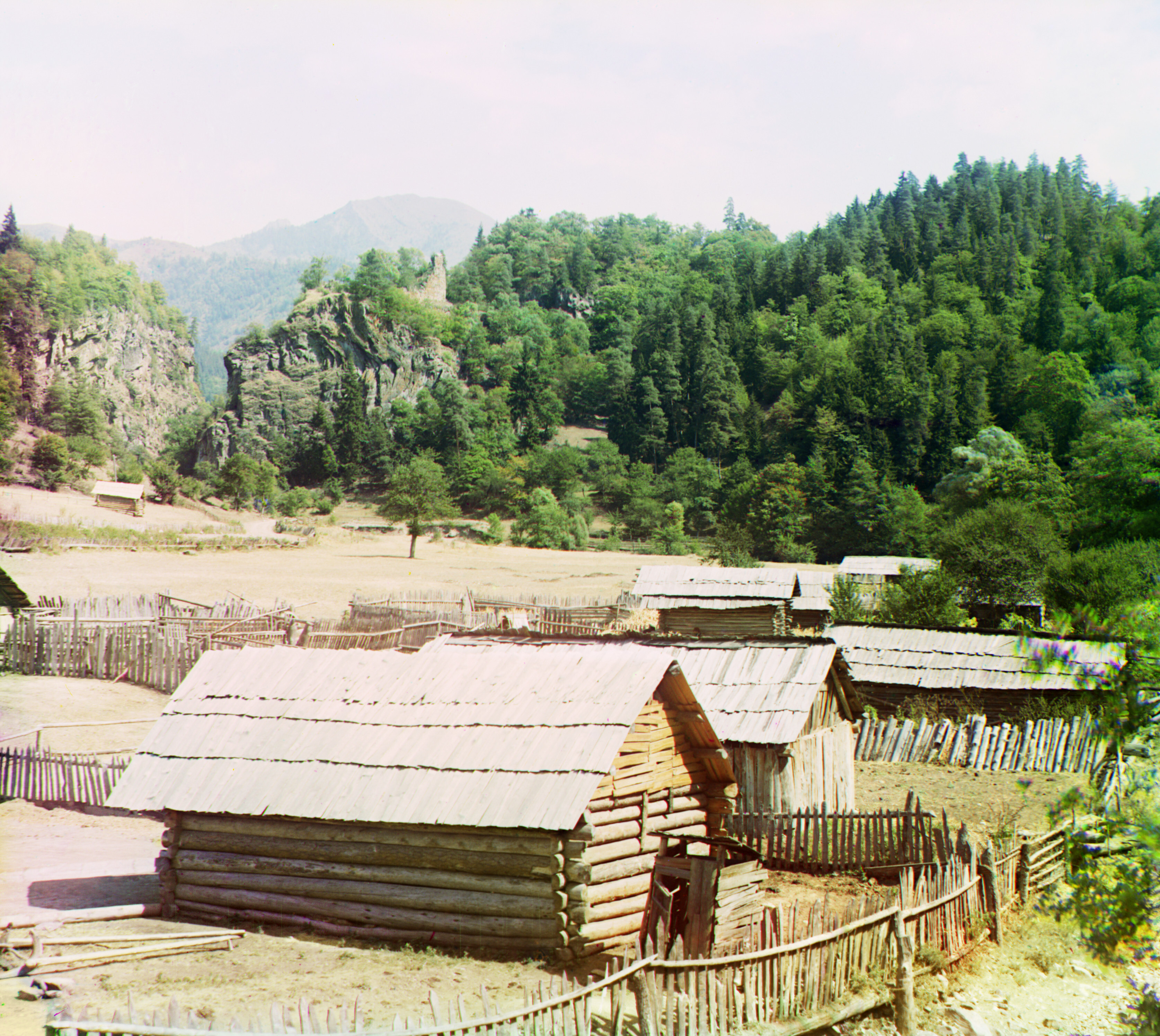 Каменные ворота и Узварская крепость, Замок Узнариани в селе Цагвери, 1905-1915, фотограф Сергей Прокудин-Горский
