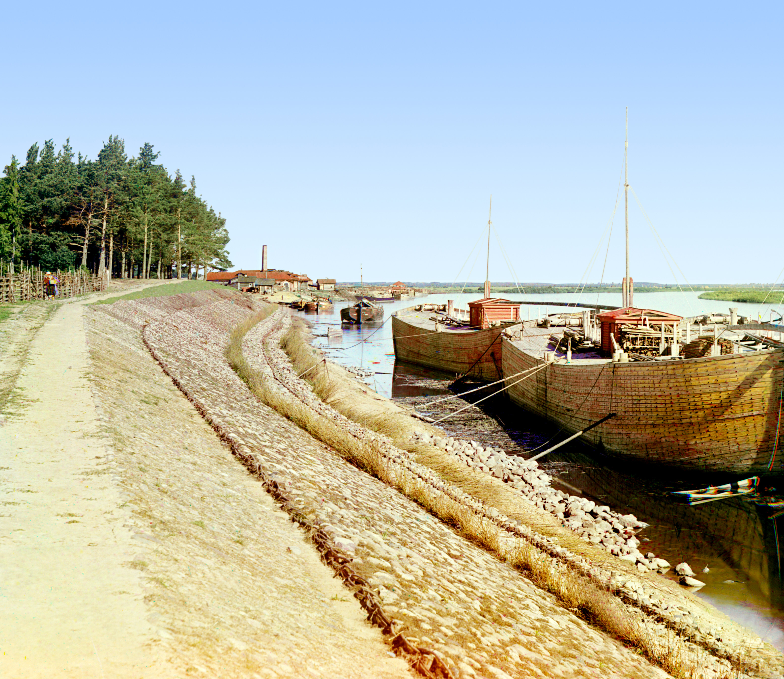 Поселок Вохново. Укрепленная набережная. Российская империя, 1909, фотограф Сергей Прокудин-Горский