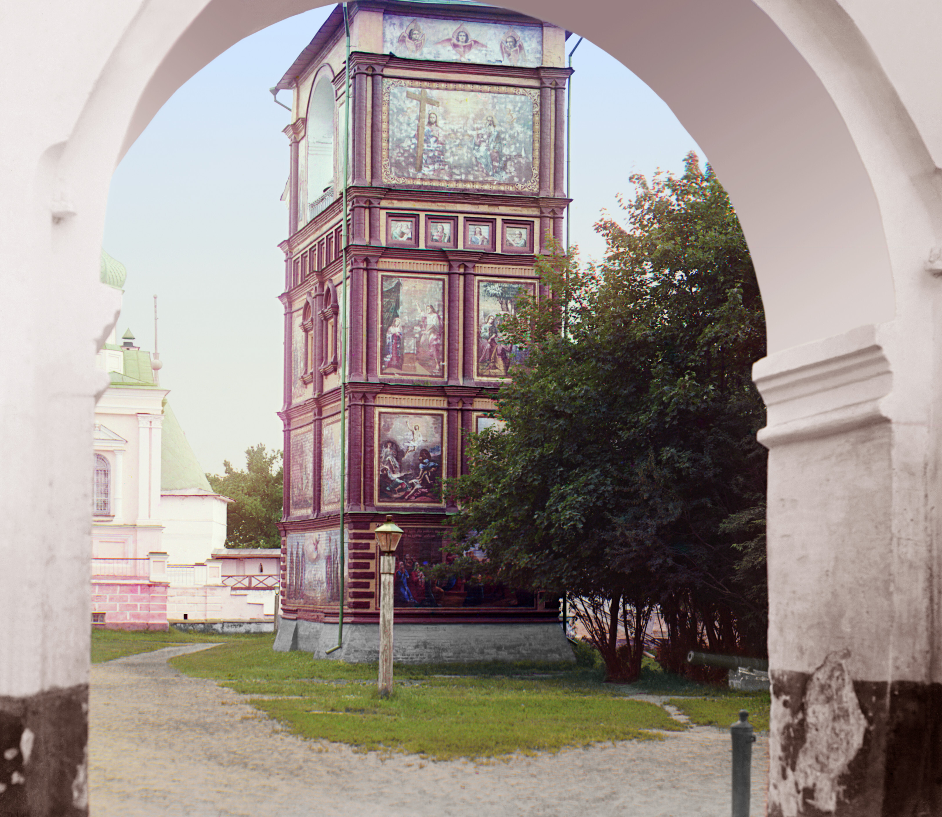 Вид на башню с многочисленными фресками через арку, 1905-1915, фотограф Сергей Прокудин-Горский