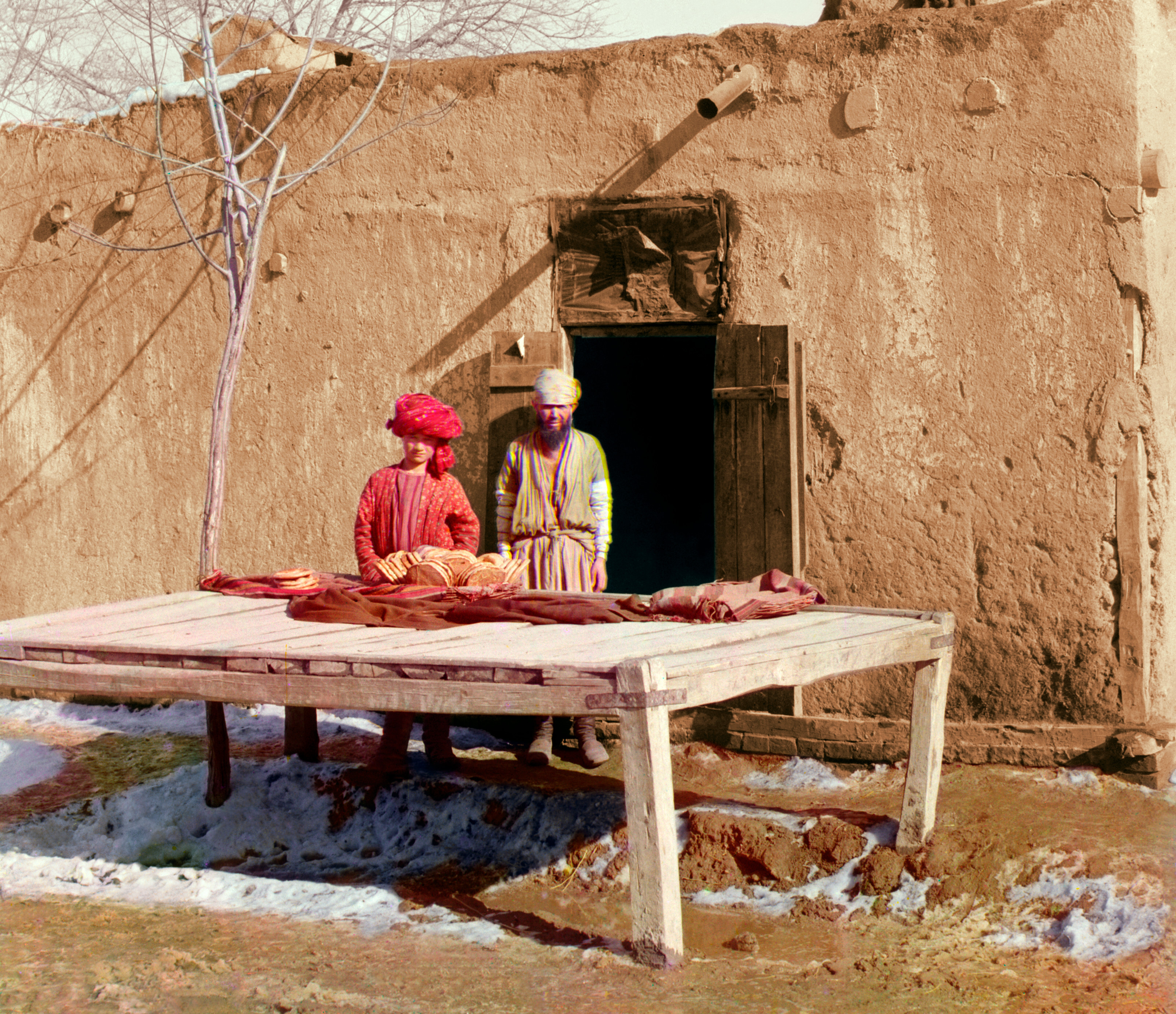 Продавцы у стола с лепешками, 1905-1915, фотограф Сергей Прокудин-Горский