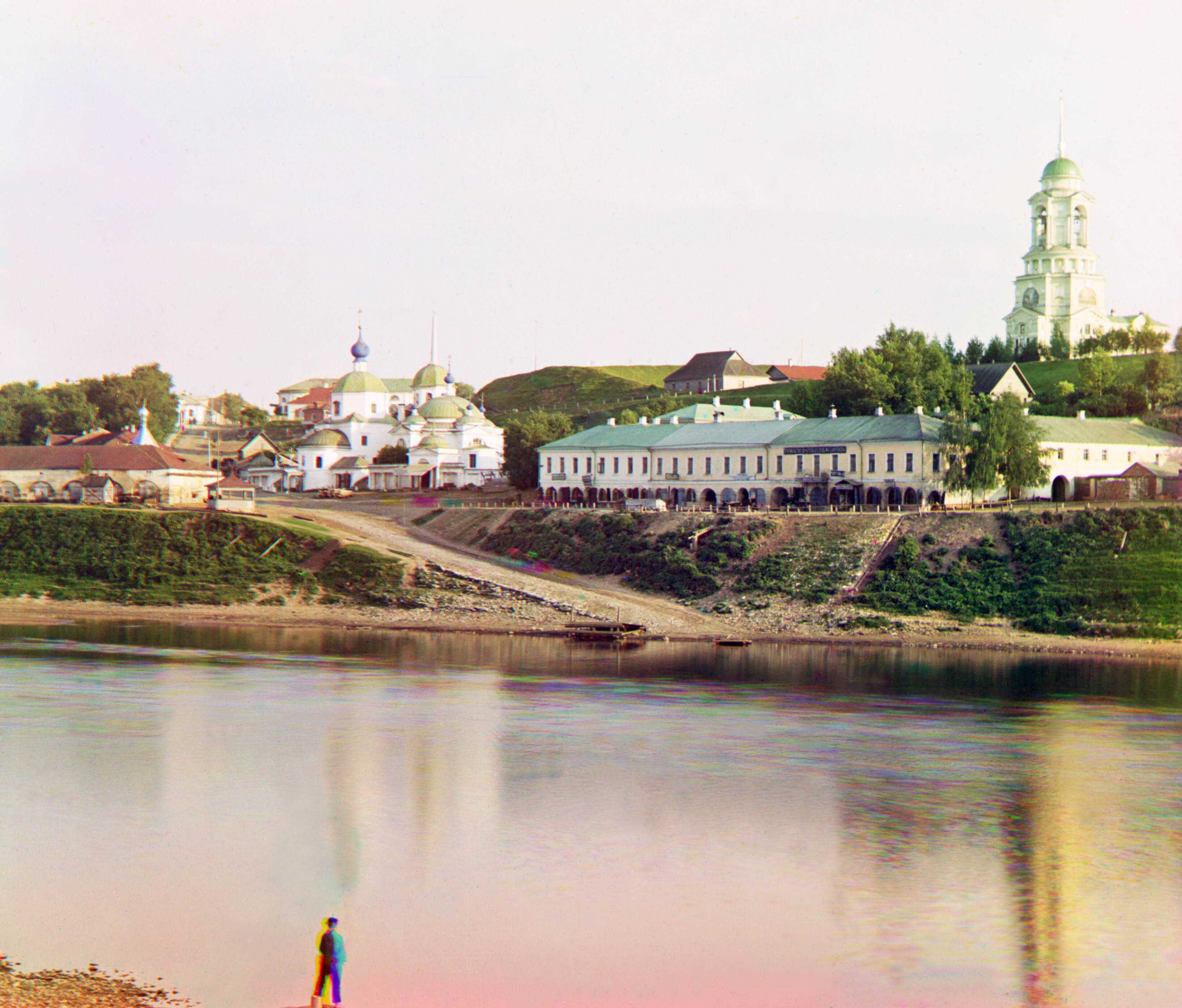 Старица. Слева Пятницкая церковь, справа, колокольня св. Борисоглебский собор, 1910, фотограф Сергей Прокудин-Горский