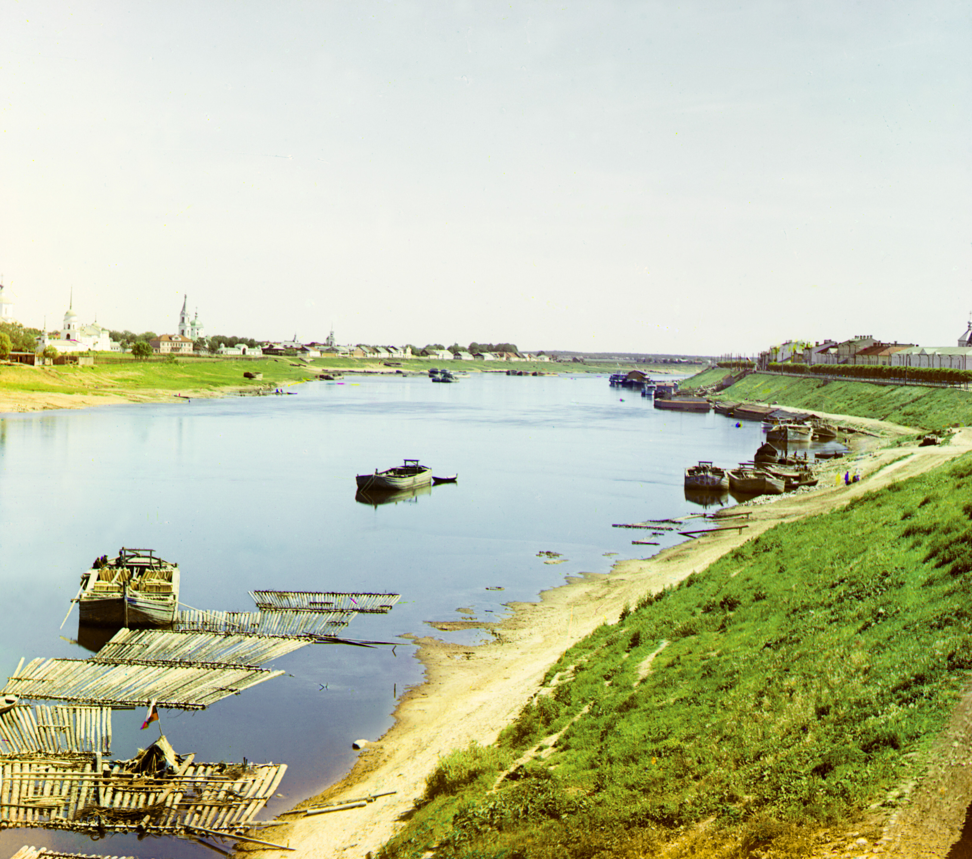 Тверь. Слева Отрочский монастырь, Екатерининская церковь, церковь свв. Мина, Виктор и Винсент. Справа церковь Рождества Христова в Рыбаках, 1910, фотограф Сергей Прокудин-Горский