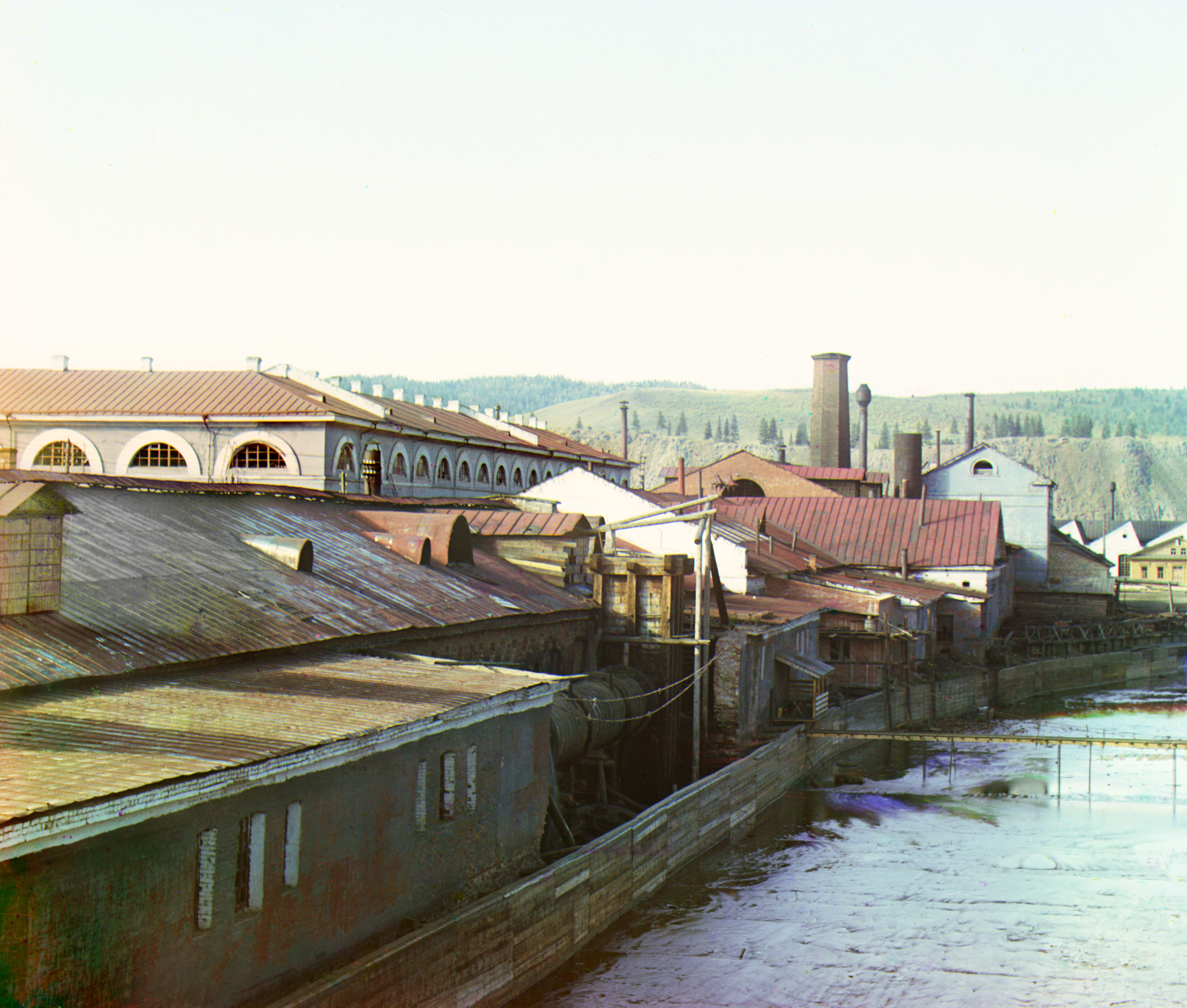 То же снято с плотины на другом берегу реки Ай. Златоустовский завод, 1910, фотограф Сергей Прокудин-Горский