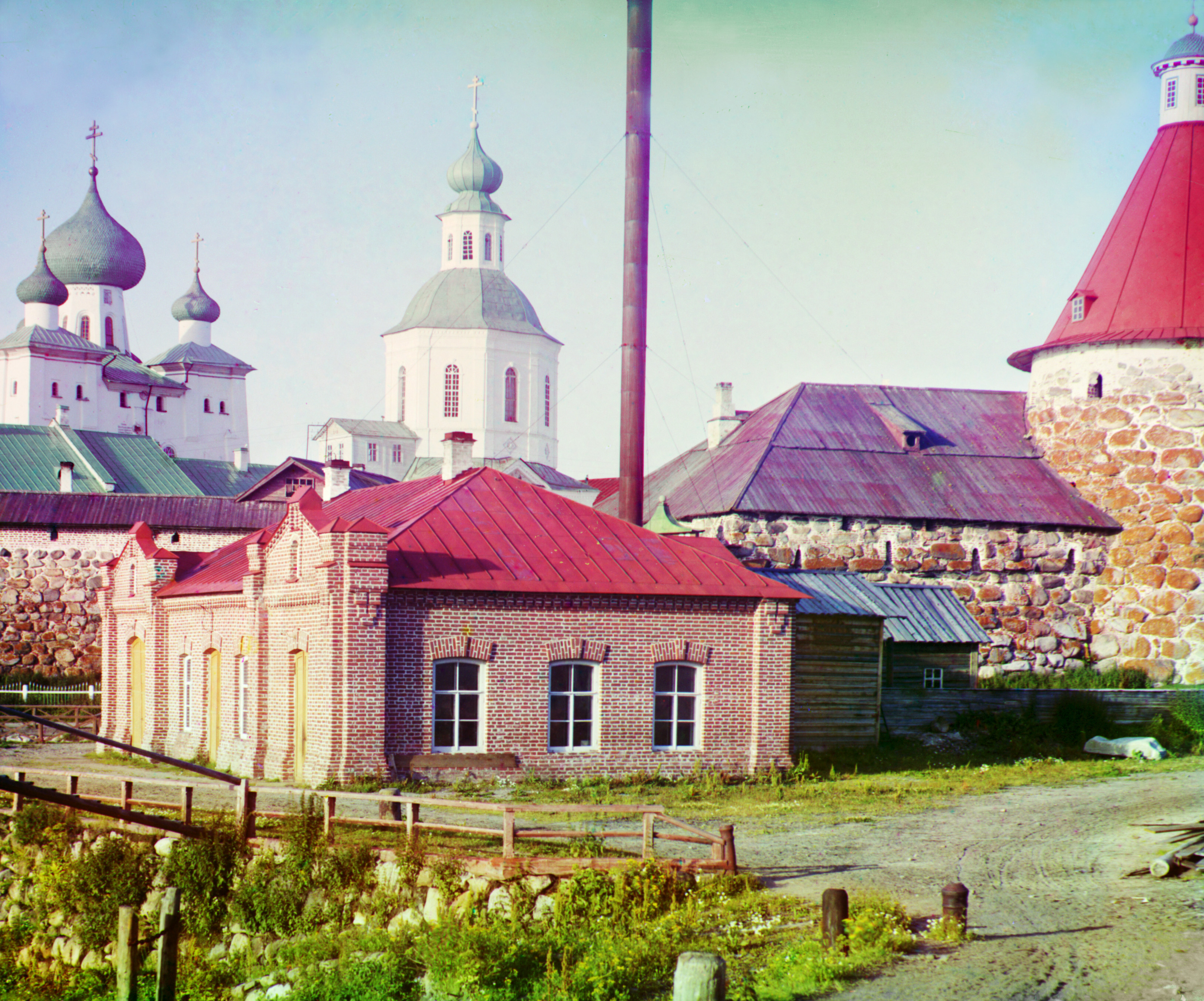 Троицкий собор и электростанция. Вид сбоку. Соловецкий монастырь, Соловецкие острова, 1915, фотограф Сергей Прокудин-Горский