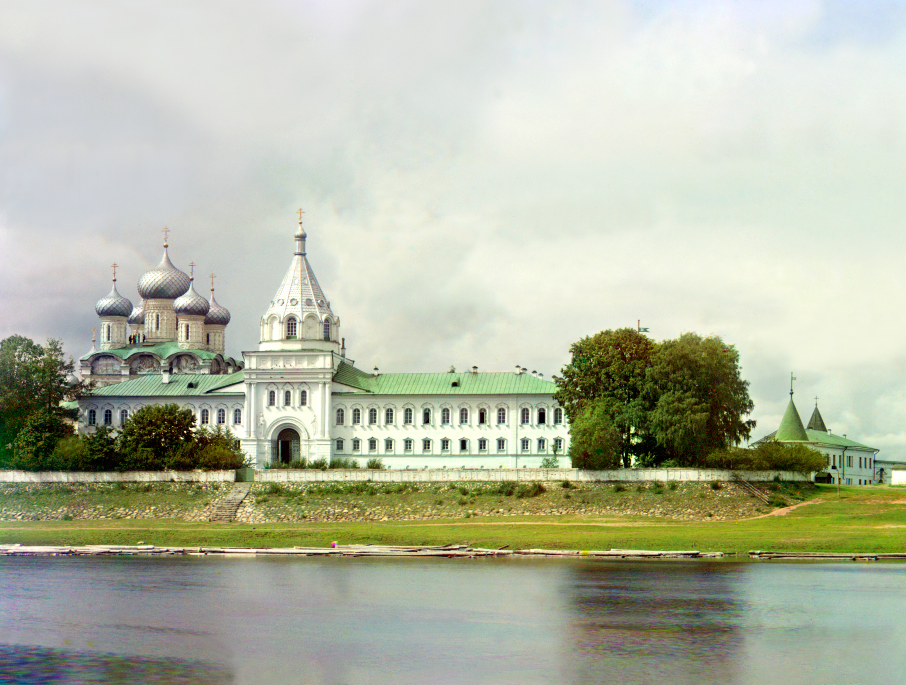 Водяные ворота и архиерейские палаты. Ипатьевский монастырь. Кострома, 1911 г., фотограф Сергей Прокудин-Горский