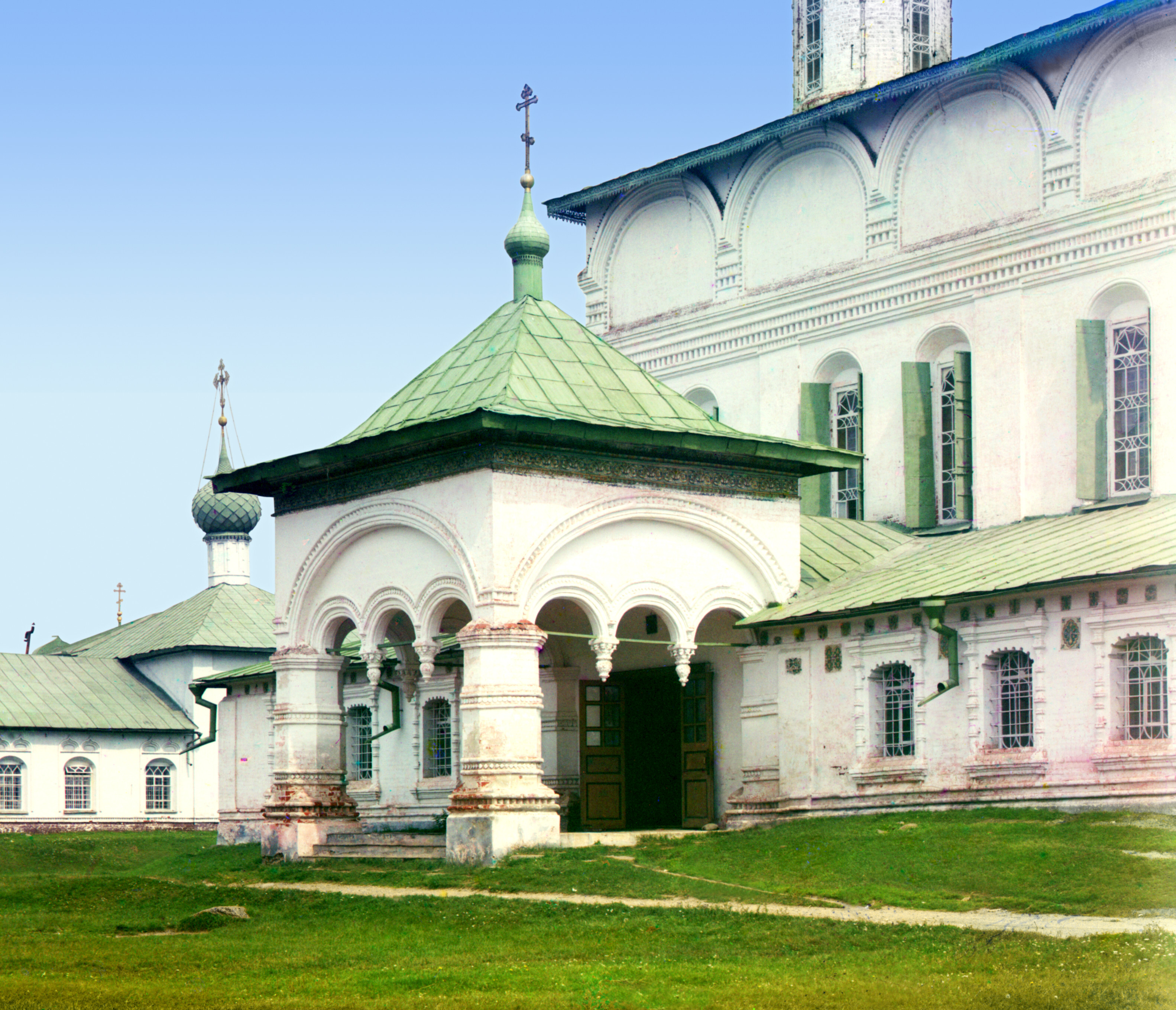 Вход в летнюю церковь Федоровской Божией Матери. Ярославль, 1911 г., фотограф Сергей Прокудин-Горский