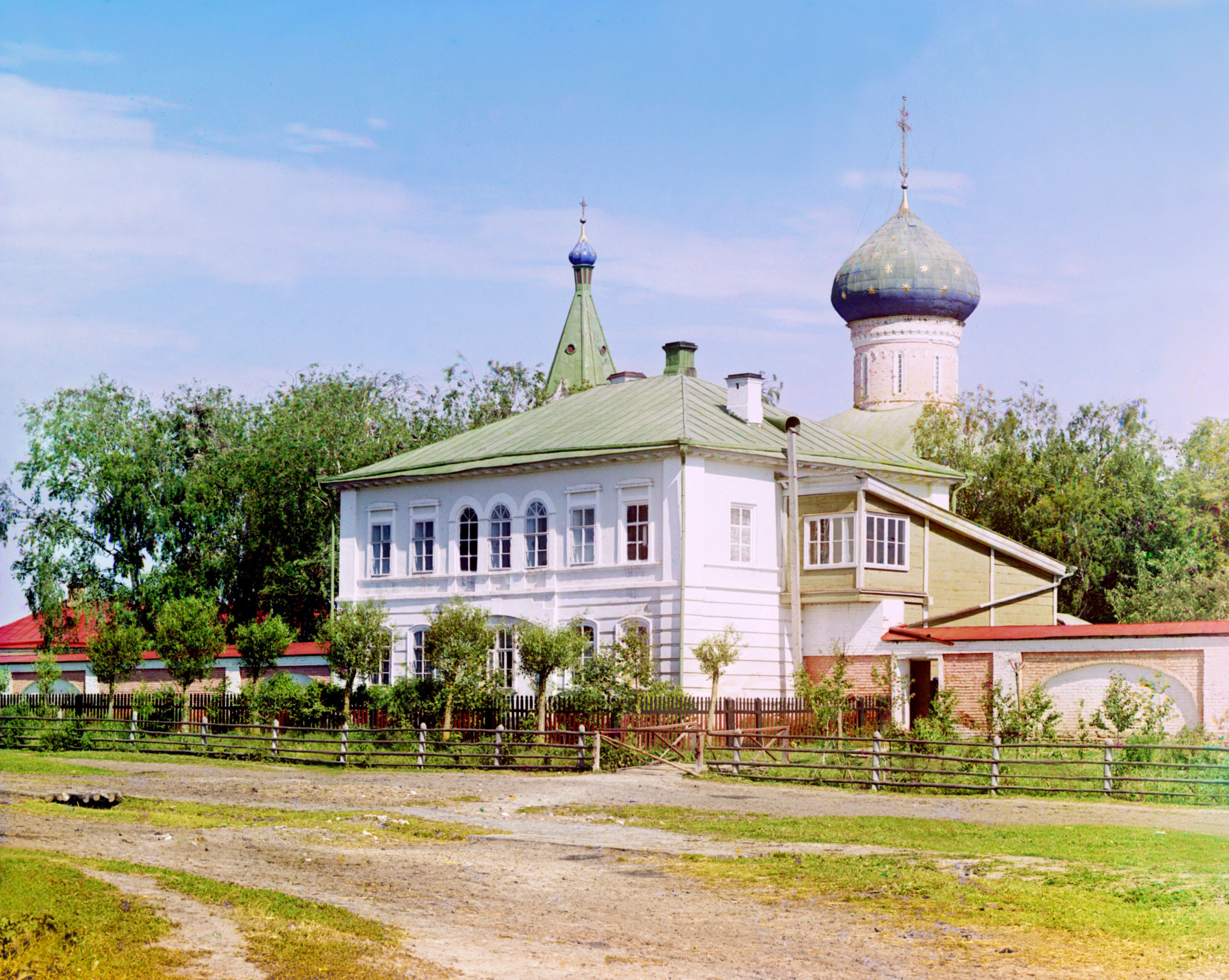 Вход в Оршанский монастырь и дом игуменьи, 1910, фотограф Сергей Прокудин-Горский