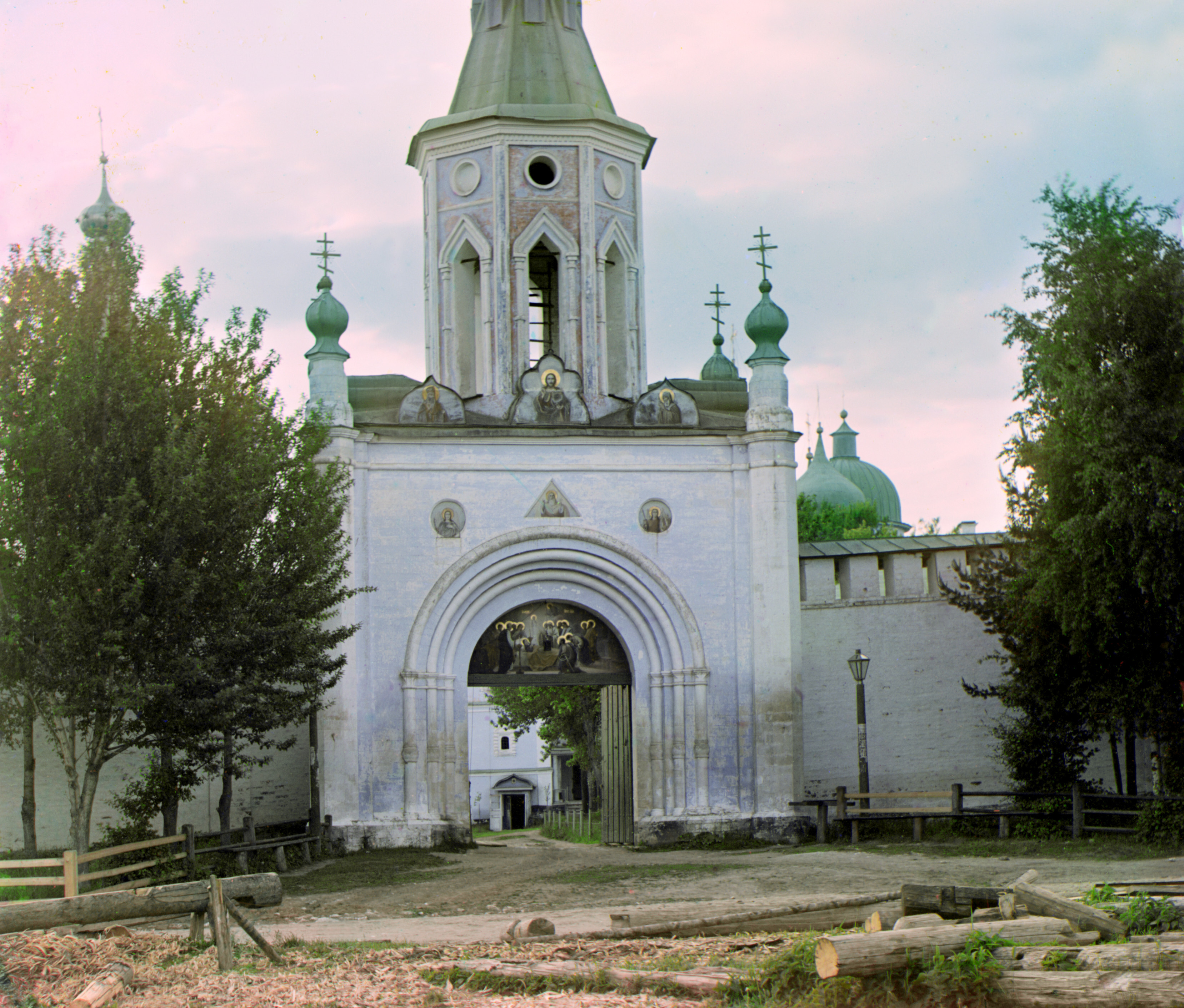 Вход в Старицкий Успенский монастырь, 1910, фотограф Сергей Прокудин-Горский