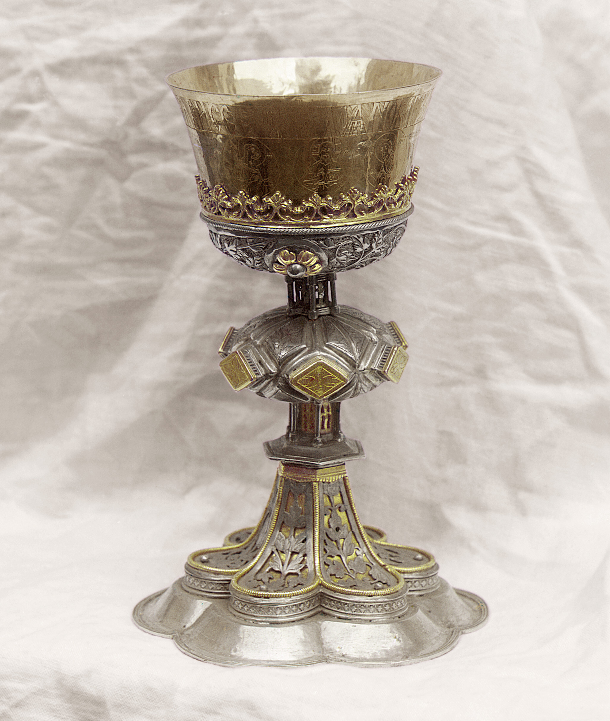 Искусно сделанная чаша. В ризнице Ипатьевского монастыря. Кострома, 1911 г., фотограф Сергей Прокудин-Горский