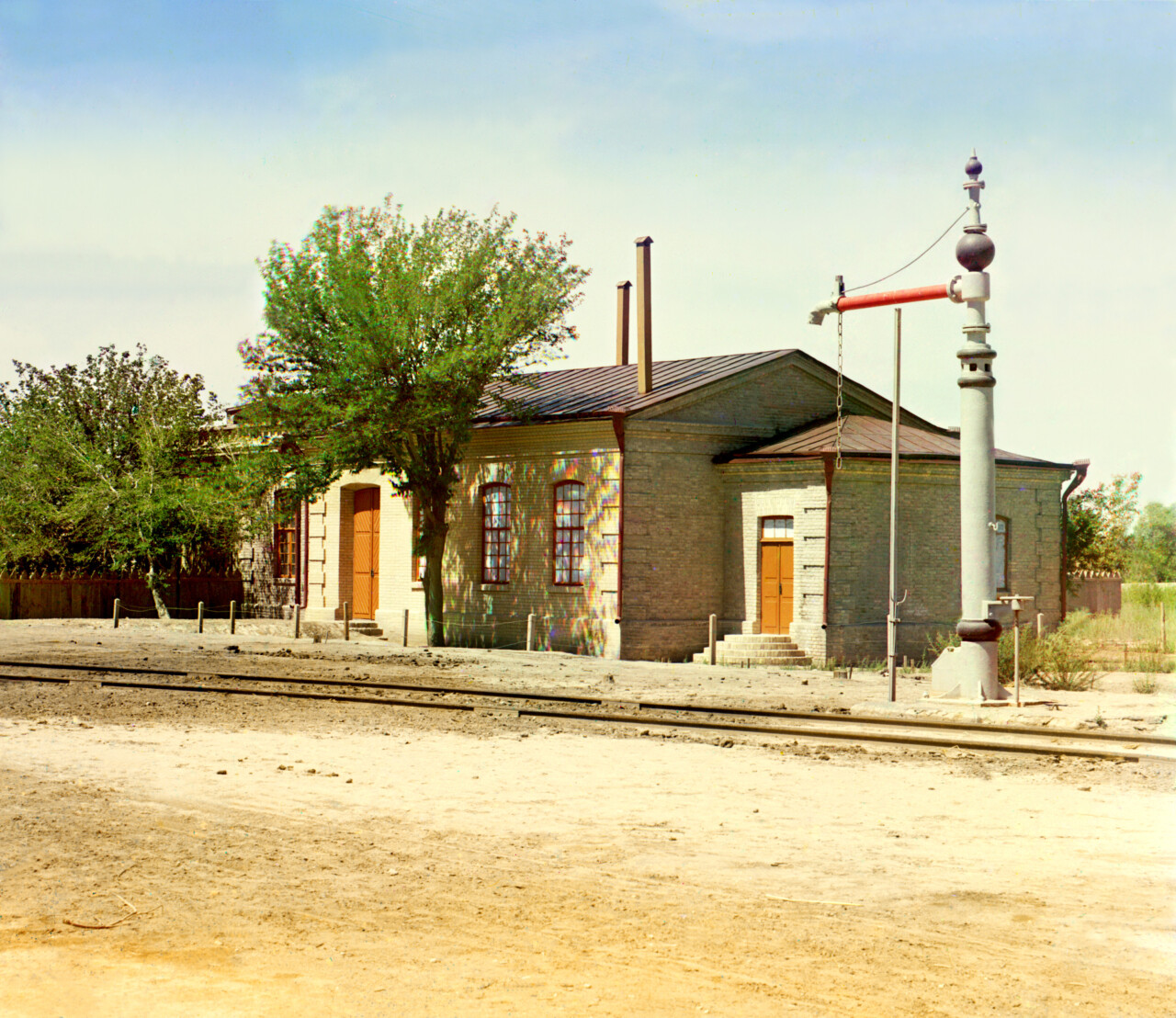 Железнодорожная станция с водяным краном и путями, 1905-1915, фотограф Сергей Прокудин-Горский