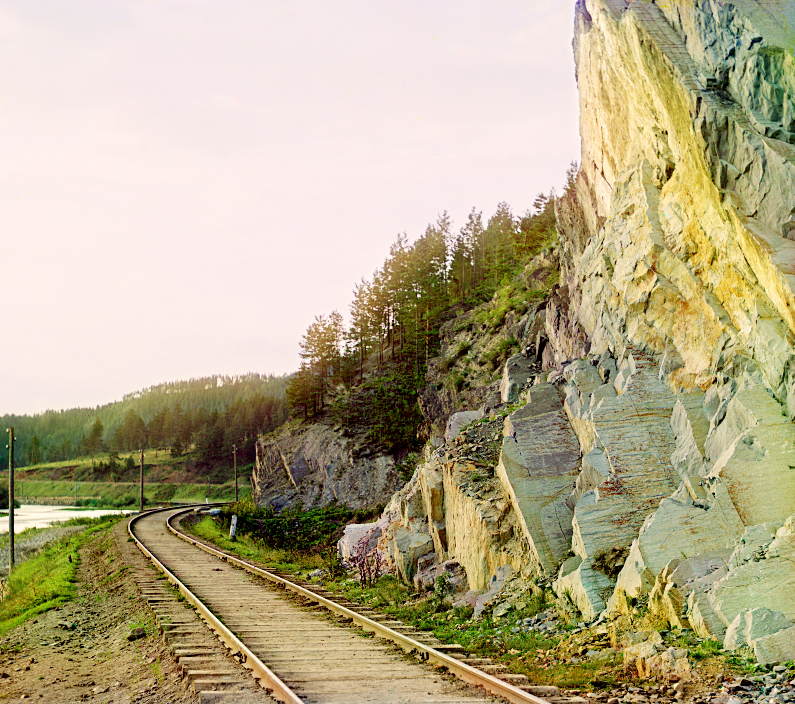 Скалы на железнодорожном переезде у поселка Юрезанский Завод, 1905-1915, фотограф Сергей Прокудин-Горский