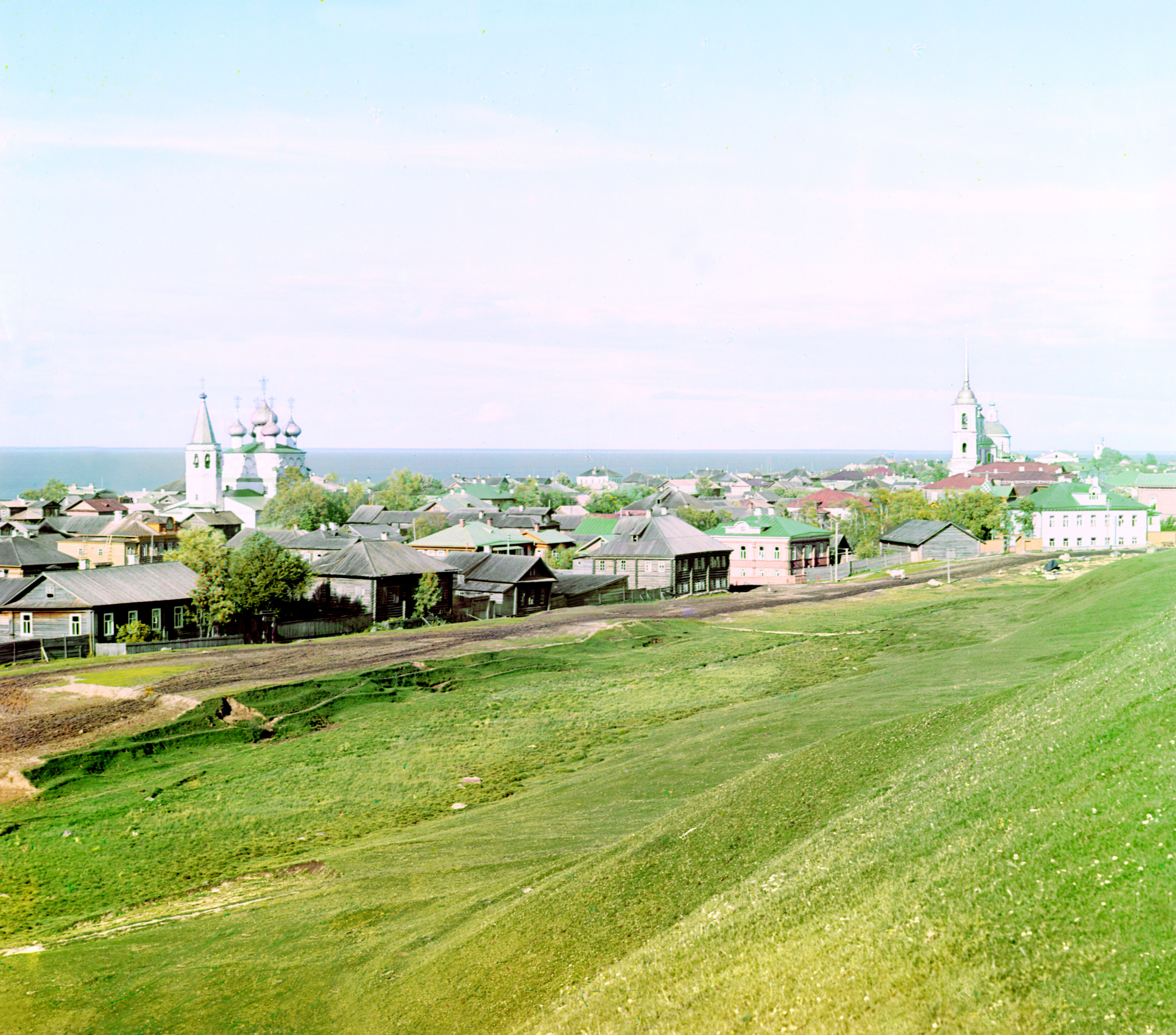 Общий вид города Белозерска с крепостной стены. Российская империя, 1909, фотограф Сергей Прокудин-Горский