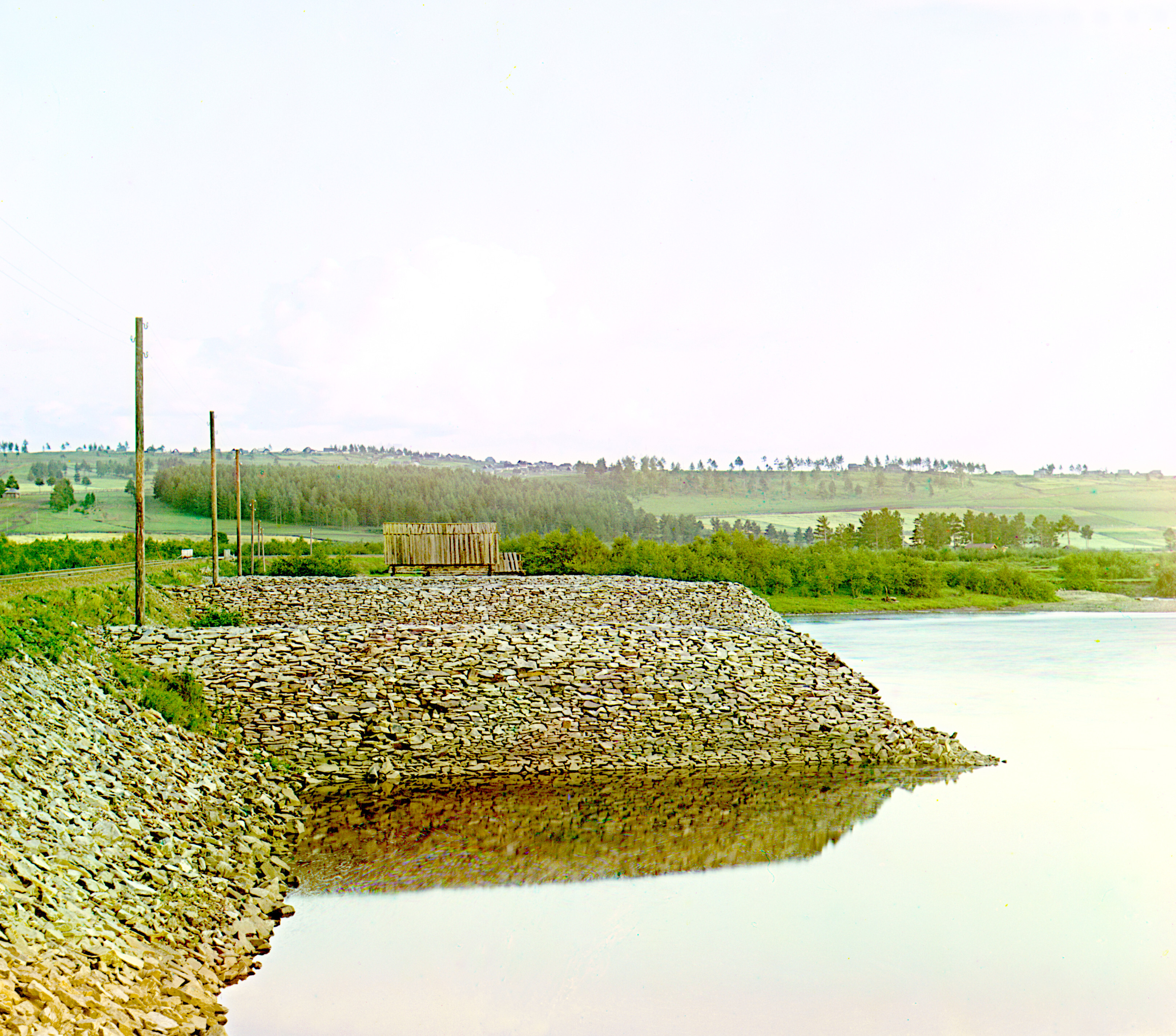 Плотина на реке Юрезань. Берега пахов, возле Юрезанского завода, 1910, фотограф Сергей Прокудин-Горский