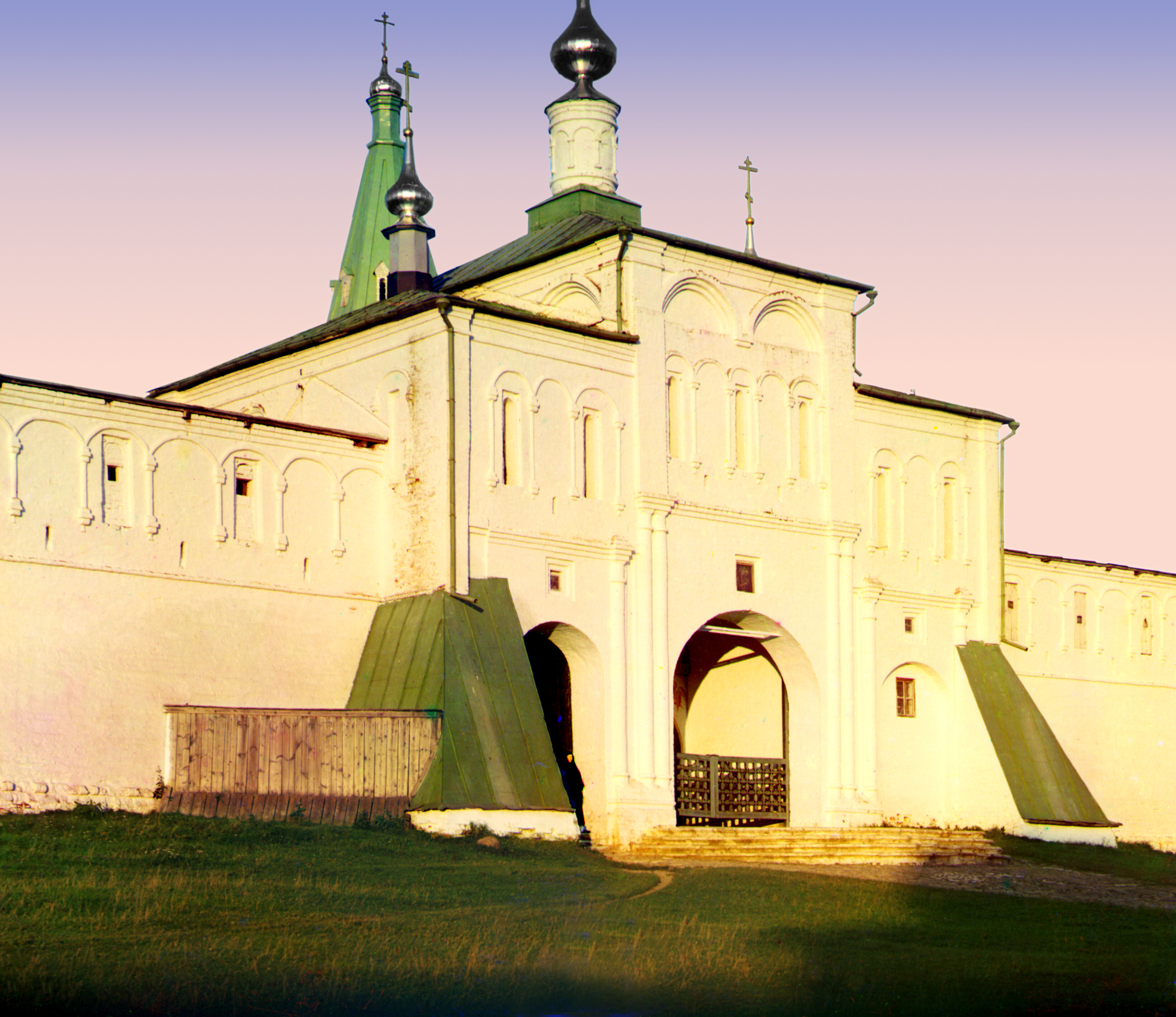 Вход в Троицкий монастырь. Александров, 1911 г., фотограф Сергей Прокудин-Горский