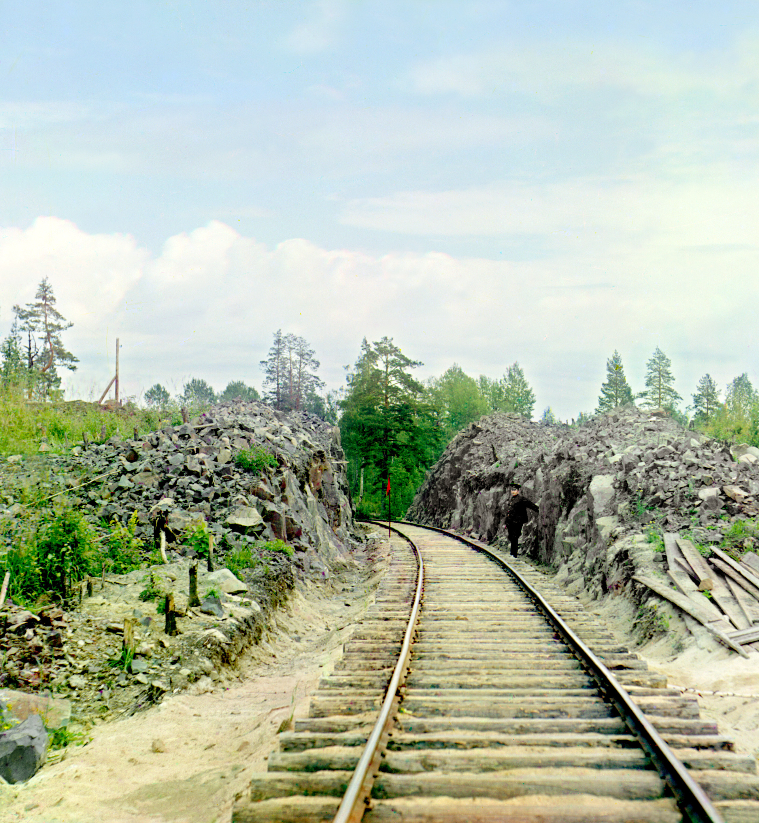 Мужчина стоит у железнодорожных путей, 1905-1915, фотограф Сергей Прокудин-Горский