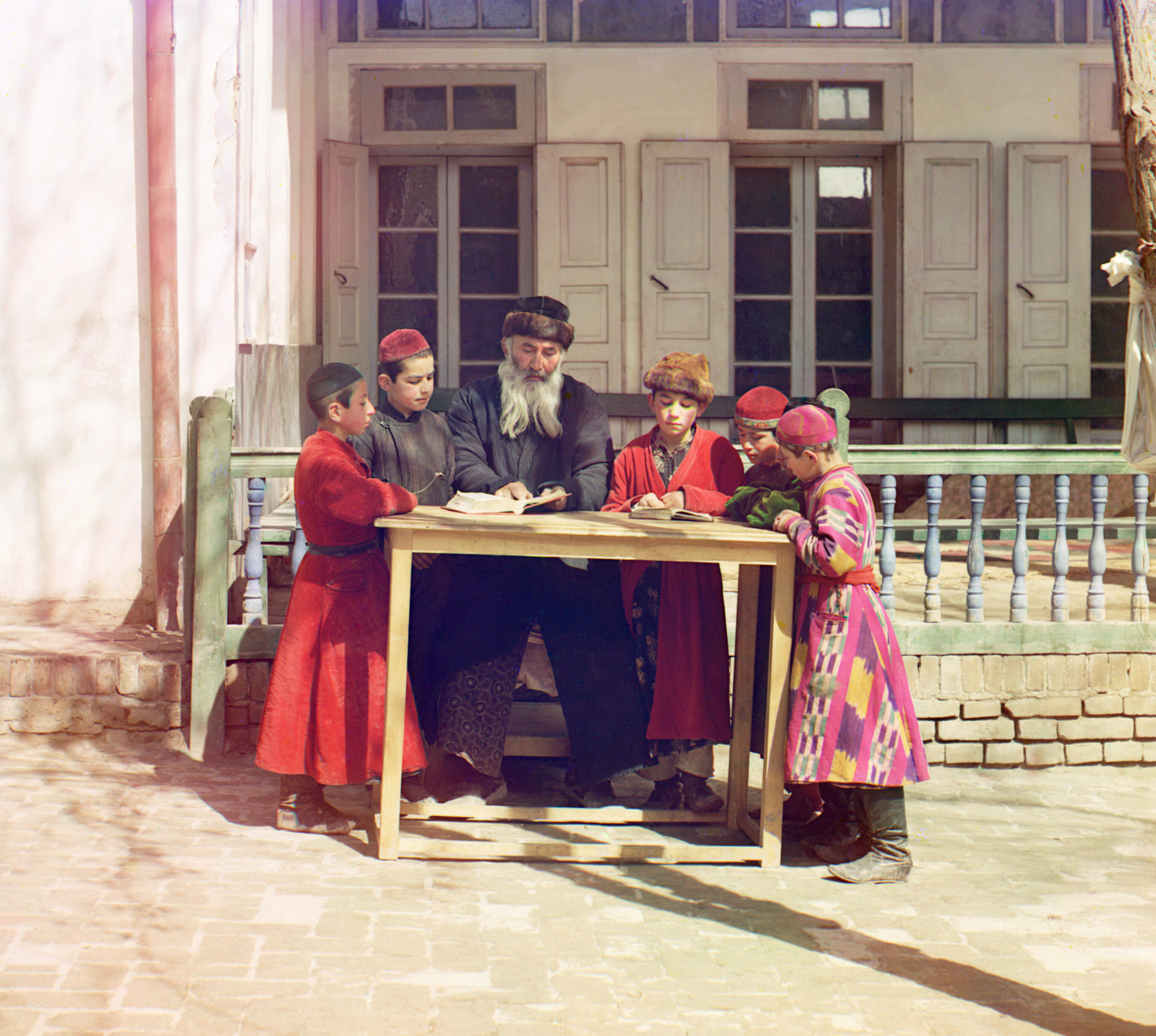 Группа еврейских детей с учителем. Самарканд, 1905-1915, фотограф Сергей Прокудин-Горский