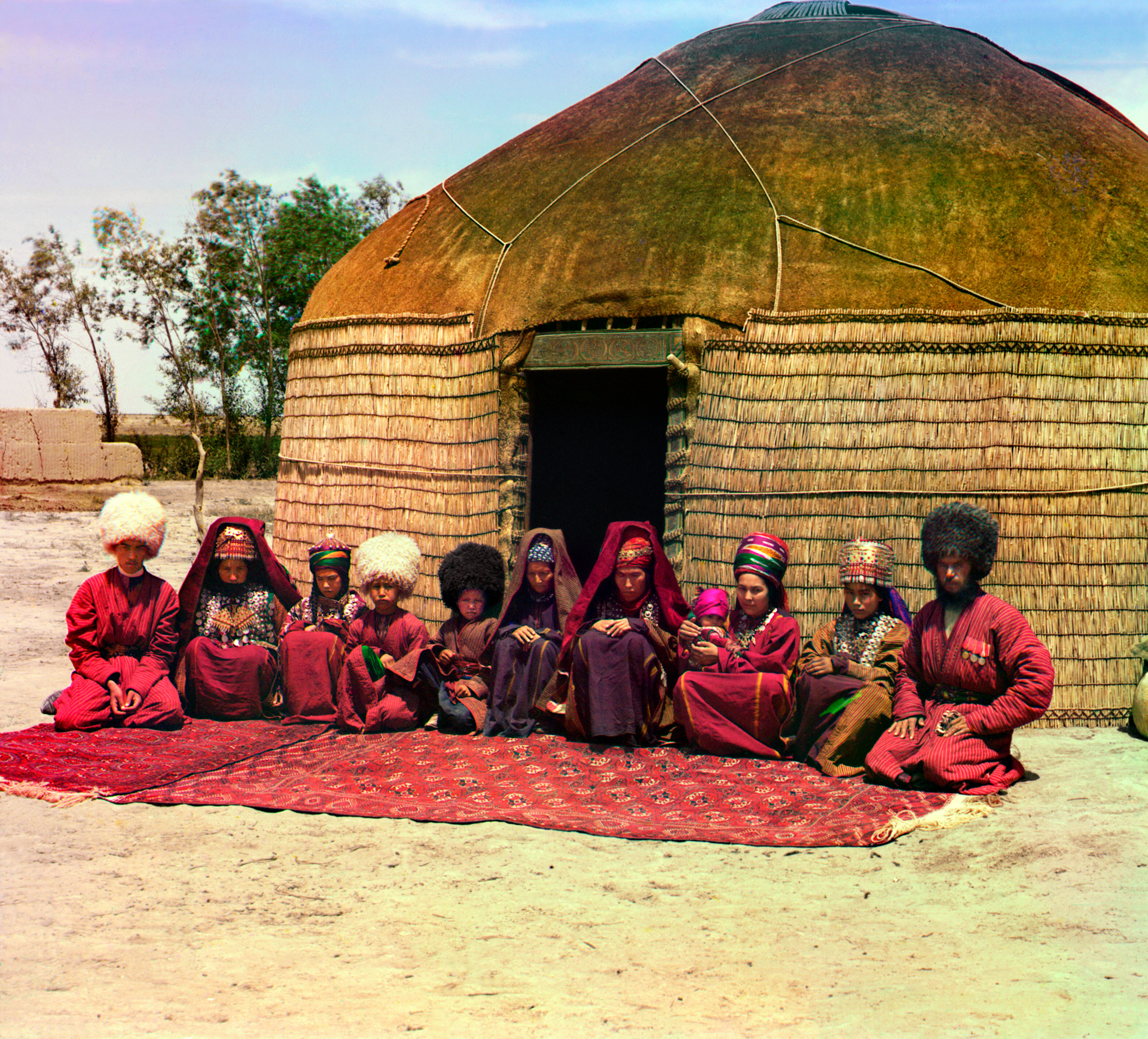 Группа из одиннадцати взрослых и детей, сидящих на коврике перед юртой, 1905-1915, фотограф Сергей Прокудин-Горский