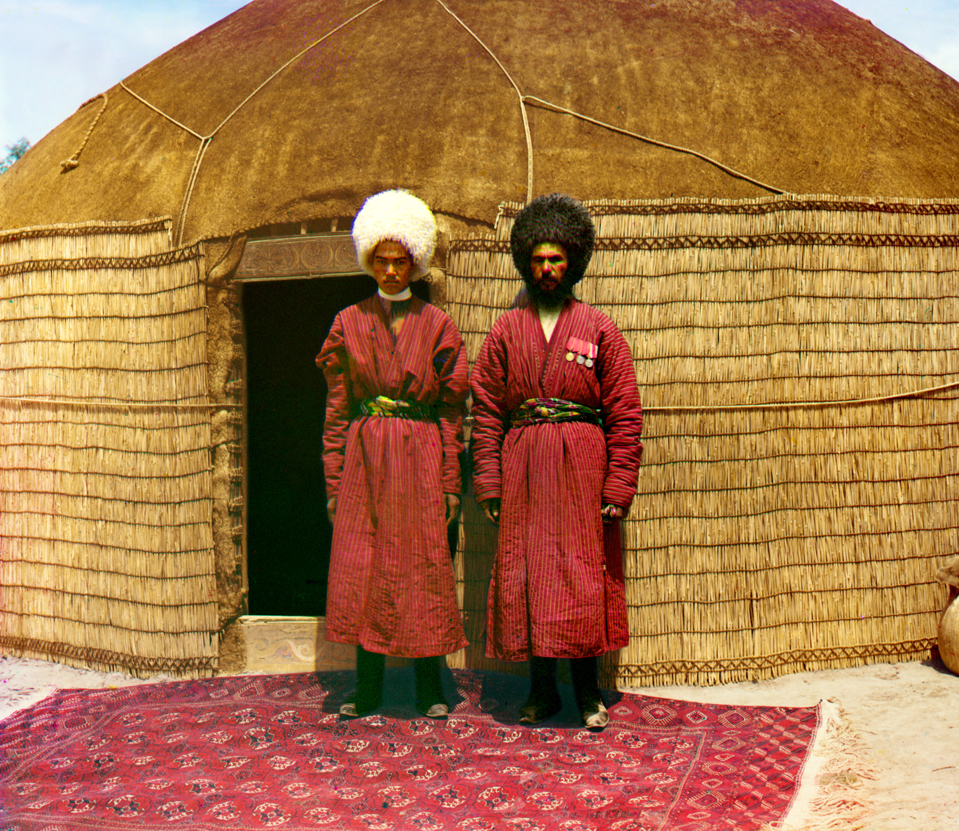 Двое мужчин стоят на ковре перед юртой, 1905-1915, фотограф Сергей Прокудин-Горский